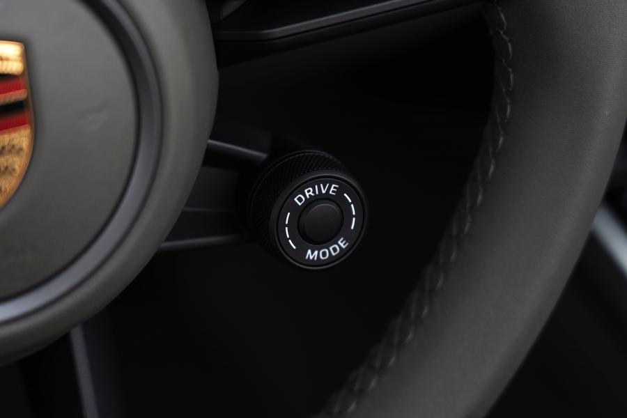 Детали интерьера Porsche 911 Carrera Cabriolet (992) 2019 года  (WW) (фото 53 из 62)